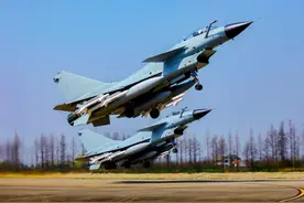 东部战区空军某基地官兵们在演兵场上捷报频传图片
