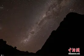 新西兰夜空出现银河系 广阔无垠神秘莫测图片