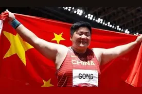 第22金！巩立姣笑中带泪：等了21年，此时此刻我最想看升国旗奏国歌，唱义勇军进行曲图片