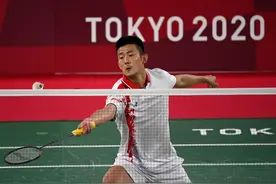 向着卫冕冲啊！谌龙2-0击败金廷，男单决赛对阵安赛龙图片