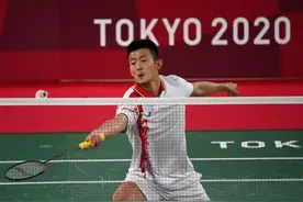 向着卫冕冲啊！谌龙2-0击败金廷，男单决赛对阵安赛龙图片