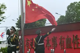 图说∣国旗下重温誓言，武警上海总队执勤第一支队举行“八一”建军升旗仪式图片