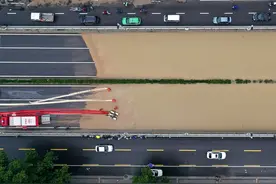 对痛失爱女的“雨衣爸爸”构陷式质疑，加剧了生者的痛苦，毒化了社会风气图片
