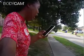 熟悉的一幕！美国得州黑人女孩被警察扑倒，痛苦哭喊“我不能呼吸”图片