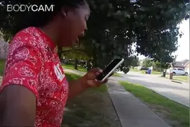 熟悉的一幕！美国得州黑人女孩被警察扑倒，痛苦哭喊“我不能呼吸”图片