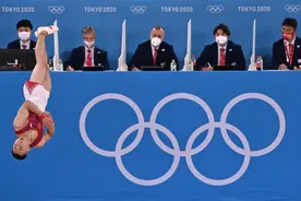 轻描淡写，肖若腾男子自由操摘铜图片