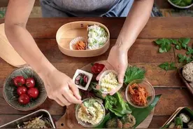 俗话说“饥饿使人长寿，吃饱让人生病”是真的吗？带你揭秘真相图片