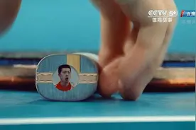 球拍也火了！马龙球拍上印有自己的表情包，当他觉得球拍不乖时会让它罚站图片