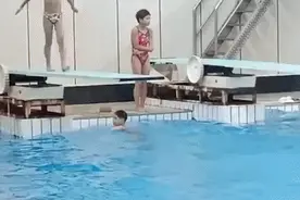 这是高手！男孩跳水压水花惊艳网友图片