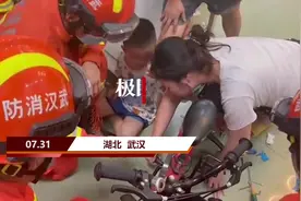 萌娃手指被卡儿童自行车，武汉消防快速上门处置图片