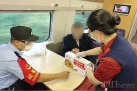 列车上旅客突发急性胃炎疼痛难忍，列车员、乘警和旅客暖心救助图片