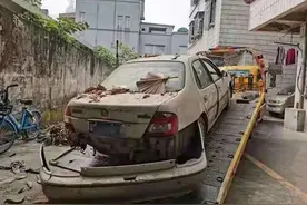 警察大战“僵尸车”，一个月腾空34个被霸占车位图片