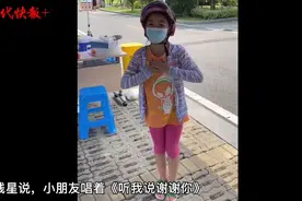 苏州女孩做完核酸采样不肯走：阿姨，我想给你们唱首歌图片