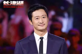 《长津湖》八一特别节目讲述“军人的荣耀”，吴京易烊千玺铸就兄弟连图片