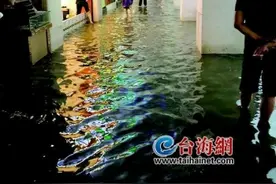 暴雨突袭 中山路积水成“河”沿街部分商店被淹图片