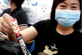 带速溶咖啡提神，2300名医护支援郑州核酸检测视频封面