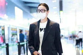宋佳黑色缎面西装搭皮鞋霸气秀美腿 背后镂空爱心设计细节吸睛图片