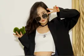 杨幂晒“演唱会”end pose：明年不见不散图片