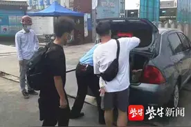 实习学生因为疫情不能回校急得要哭，学校迅速行动，每个人安全撤离图片