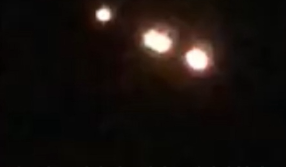 橙光夜间飞行破解版（UFO编队现身韩国上空发出耀眼橙光 分裂后瞬间消失）