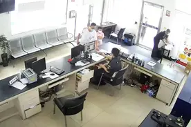 野性！男子带着小女孩来到派出所，放下一沓钱就走图片
