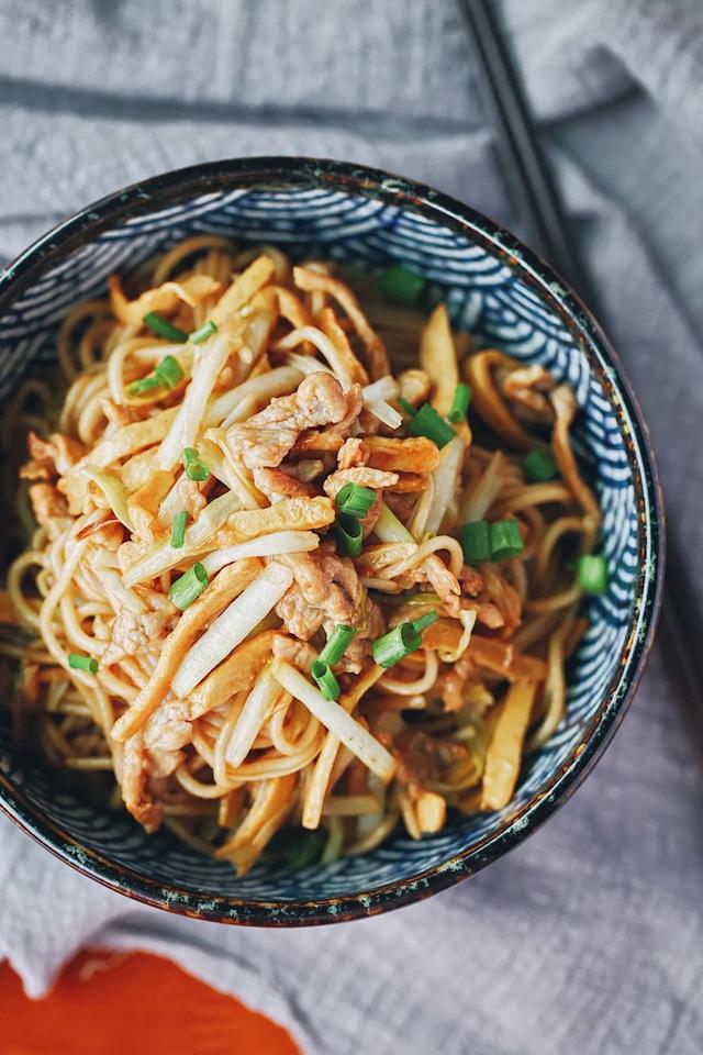 杭州人心底的两碗面:片儿川 肉丝拌川