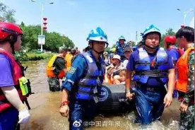 一位安徽赴河南抗洪救灾志愿者的三次流泪图片