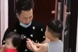 4岁男孩怕妹妹热给她剃头，后脑勺直接被剃秃，爸爸又心疼又无奈图片