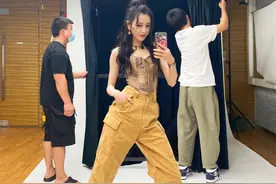 玩梗少女！迪丽热巴晒照 模仿人类高质量男性自拍图片