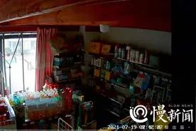 女子身揣16串钥匙行窃 这样的锁，该换了图片