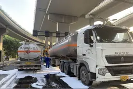 急！今晨杭州一辆油罐车被追尾，内有7000升汽油正在泄漏图片