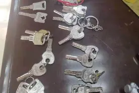 女子身揣16串钥匙连盗7家门市 这样的锁，该换了图片