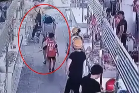 初中女生市场内突然晕倒 猪肉档老板背起送医化险为夷视频封面