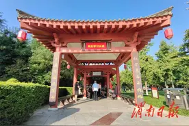 逛公园 学党史！家门口的“学习园地”图片