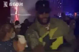 粉丝想合影被NBA湖人队球星一把推开 网友吵疯了图片