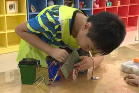 别人家的孩子！小学六年级学生自己编程发明智能垃圾桶提升投放效率图片