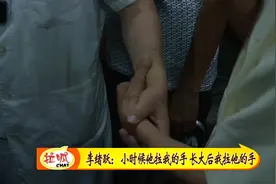 66岁儿子带99岁父亲上班，牵着父亲的手慢慢走，这一幕太让人感动图片