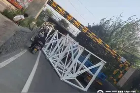 突发！宝鸡底店涵洞处大货车撞到限高栏，钢构件掉落地上图片
