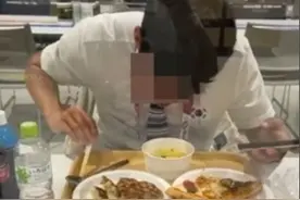 一名韩国男子在奥运选手村食堂吃饭的照片在日本引起热议图片