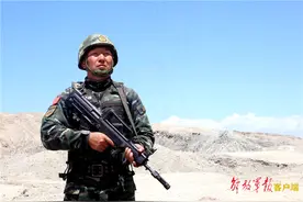 军报客户端特稿丨王刚：不畏生死的勇士，扎根战场的胡杨图片