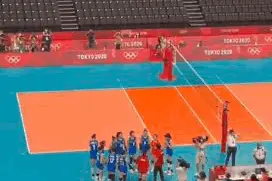 东京奥运会催泪一幕！中国女排姑娘哭成泪人送别郎平，现场响起这首歌曲图片