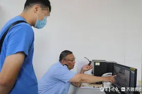 聊城城区街头一司机驾车时向窗外抛烟头被举报，聊城交警：罚图片