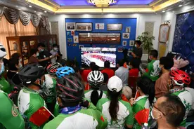 见证钟天使夺冠“压力比里约大”，妈妈激动落泪：孩子太辛苦了图片