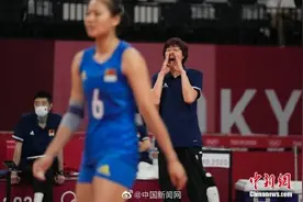 女排赛后现场响起阳光总在风雨后图片