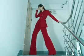 不愧是糖总！唐嫣穿红色西服拍霸气写真 粉丝：御姐嫣yyds图片