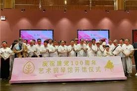 国内首家艺术钢琴馆在青岛开馆图片