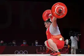 破奥运会纪录！雯雯“稳稳”举一金图片