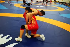祝贺！周倩女子自由式摔跤战胜日本选手摘铜：摔跤精神就是要坚持到最后一秒图片