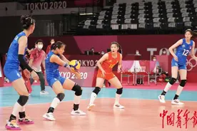 中国女排完胜阿根廷结束奥运最后一战 队员泪洒赛场图片