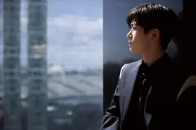 氛围感拉满！易烊千玺穿西装倚窗远眺 粉丝：帅的离谱图片